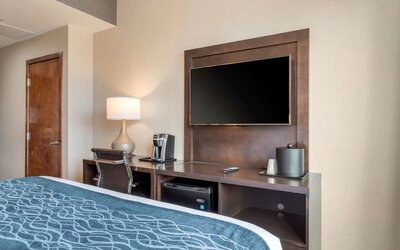 King room with TV and work space at Comfort Inn Prospect Park-Brooklyn.