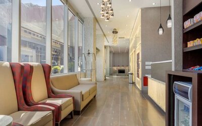 Lobby and lounge at Comfort Inn Prospect Park-Brooklyn.