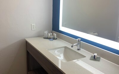 La Quinta Inn & Suites by Wyndham OKC North - Quail Springs