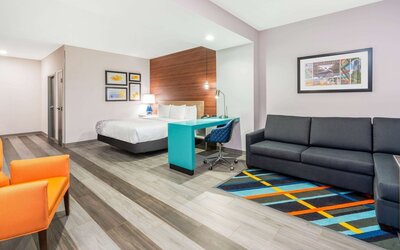 La Quinta Inn & Suites by Wyndham Oklahoma City Airport