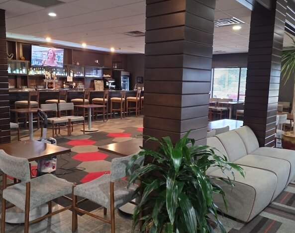 FairBridge Inn And Suites Will Rogers Airport, Restaurant & Bar