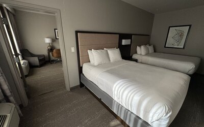 FairBridge Inn And Suites Will Rogers Airport, Restaurant & Bar