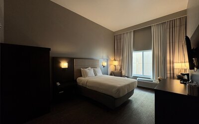 FairBridge Inn And Suites Will Rogers Airport, Restaurant & Bar