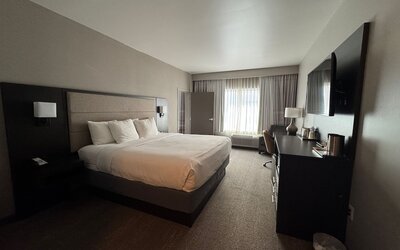 FairBridge Inn And Suites Will Rogers Airport, Restaurant & Bar