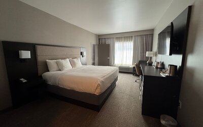 FairBridge Inn And Suites Will Rogers Airport, Restaurant & Bar