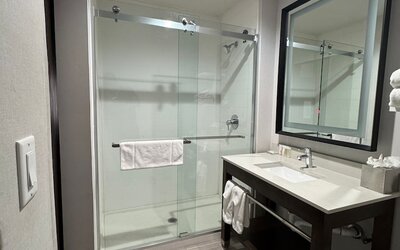 FairBridge Inn And Suites Will Rogers Airport, Restaurant & Bar