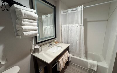 FairBridge Inn And Suites Will Rogers Airport, Restaurant & Bar