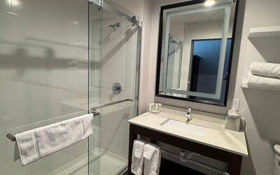 FairBridge Inn And Suites Will Rogers Airport, Restaurant & Bar