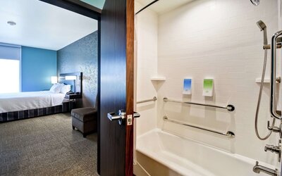 Suite, 1 King Bed, Accessible (Hearing)