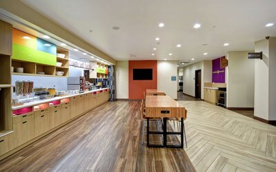 Suite, 1 King Bed, Accessible (Mobility & Hearing, Roll-in Shower)