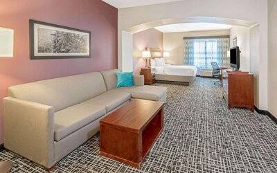 La Quinta Inn & Suites by Wyndham Oklahoma City -Yukon