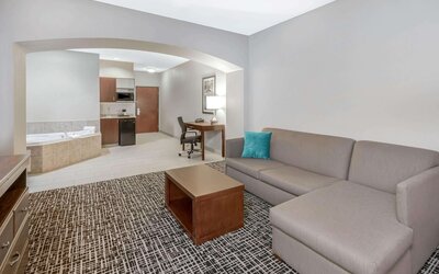La Quinta Inn & Suites by Wyndham Oklahoma City -Yukon