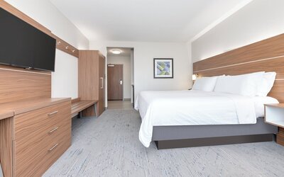 Holiday Inn Express & Suites Moore by IHG