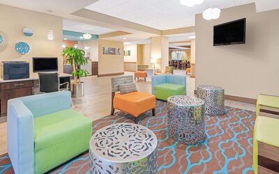 La Quinta Inn & Suites by Wyndham Midwest City - Tinker AFB