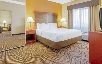 La Quinta Inn & Suites by Wyndham Midwest City - Tinker AFB