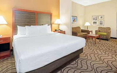 La Quinta Inn & Suites by Wyndham Midwest City - Tinker AFB