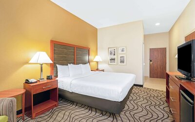 La Quinta Inn & Suites by Wyndham Midwest City - Tinker AFB