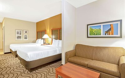 La Quinta Inn & Suites by Wyndham Midwest City - Tinker AFB