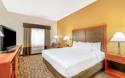 La Quinta Inn & Suites by Wyndham Midwest City - Tinker AFB