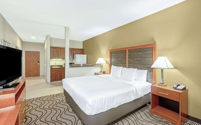 La Quinta Inn & Suites by Wyndham Midwest City - Tinker AFB