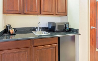 La Quinta Inn & Suites by Wyndham Midwest City - Tinker AFB