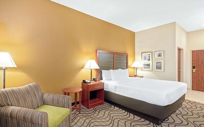 La Quinta Inn & Suites by Wyndham Midwest City - Tinker AFB