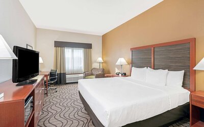 La Quinta Inn & Suites by Wyndham Midwest City - Tinker AFB