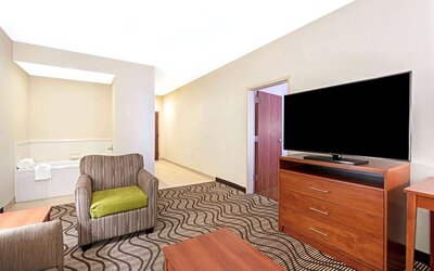 La Quinta Inn & Suites by Wyndham Midwest City - Tinker AFB