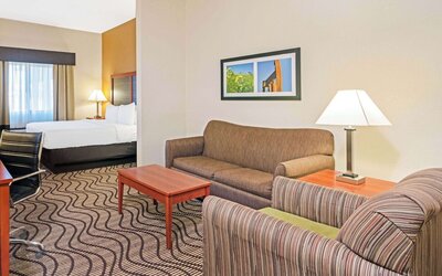 La Quinta Inn & Suites by Wyndham Midwest City - Tinker AFB