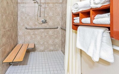 La Quinta Inn & Suites by Wyndham Midwest City - Tinker AFB