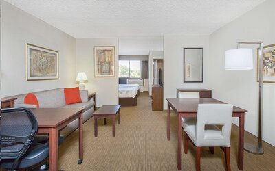 Hawthorn Suites by Wyndham Midwest City Tinker AFB