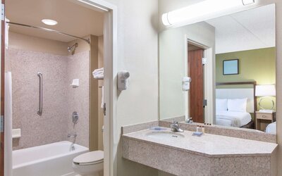 Hawthorn Suites by Wyndham Midwest City Tinker AFB