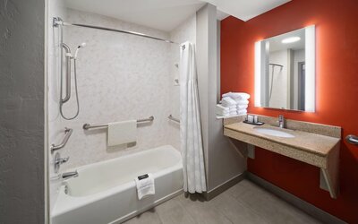 La Quinta Inn & Suites by Wyndham Oklahoma City - Moore