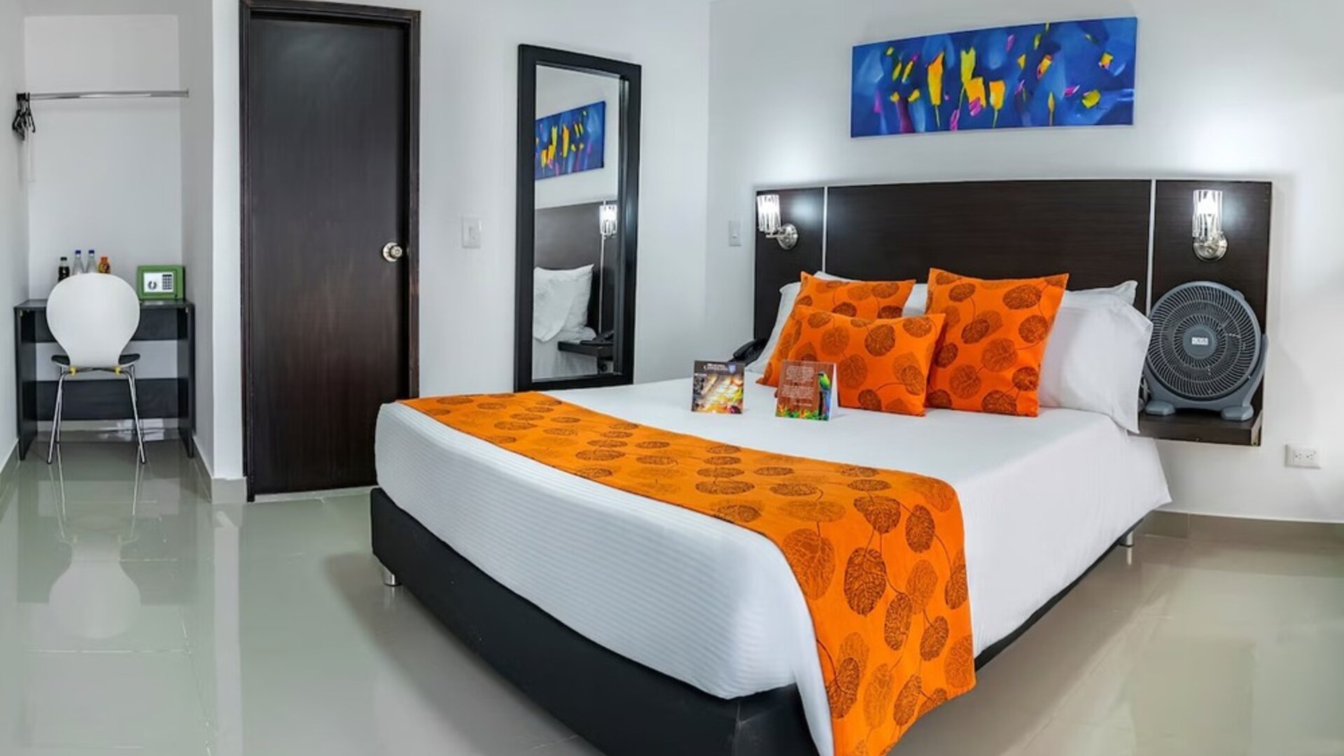 Romantic king room at Montes De La Castellana Hotel.