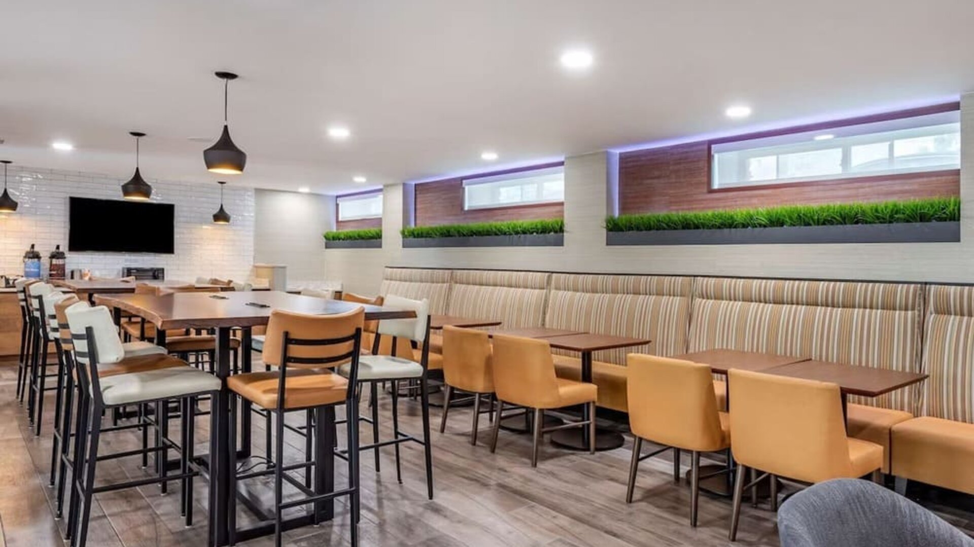 Dining area perfect for coworking at Comfort Inn JFK Airport.