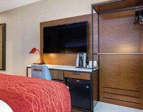 Dayroom amenities include TV, fridge, work desk and coffee machine at Comfort Inn JFK Airport.