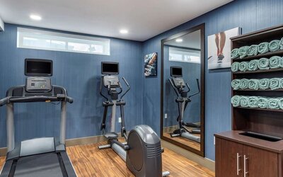 Fitness center at Comfort Inn JFK Airport.