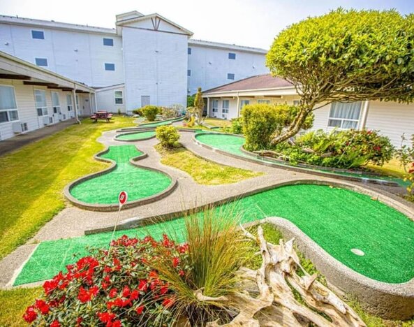 Mini-golf at Coratel Inn And Suites By Jasper Ocean Shores.