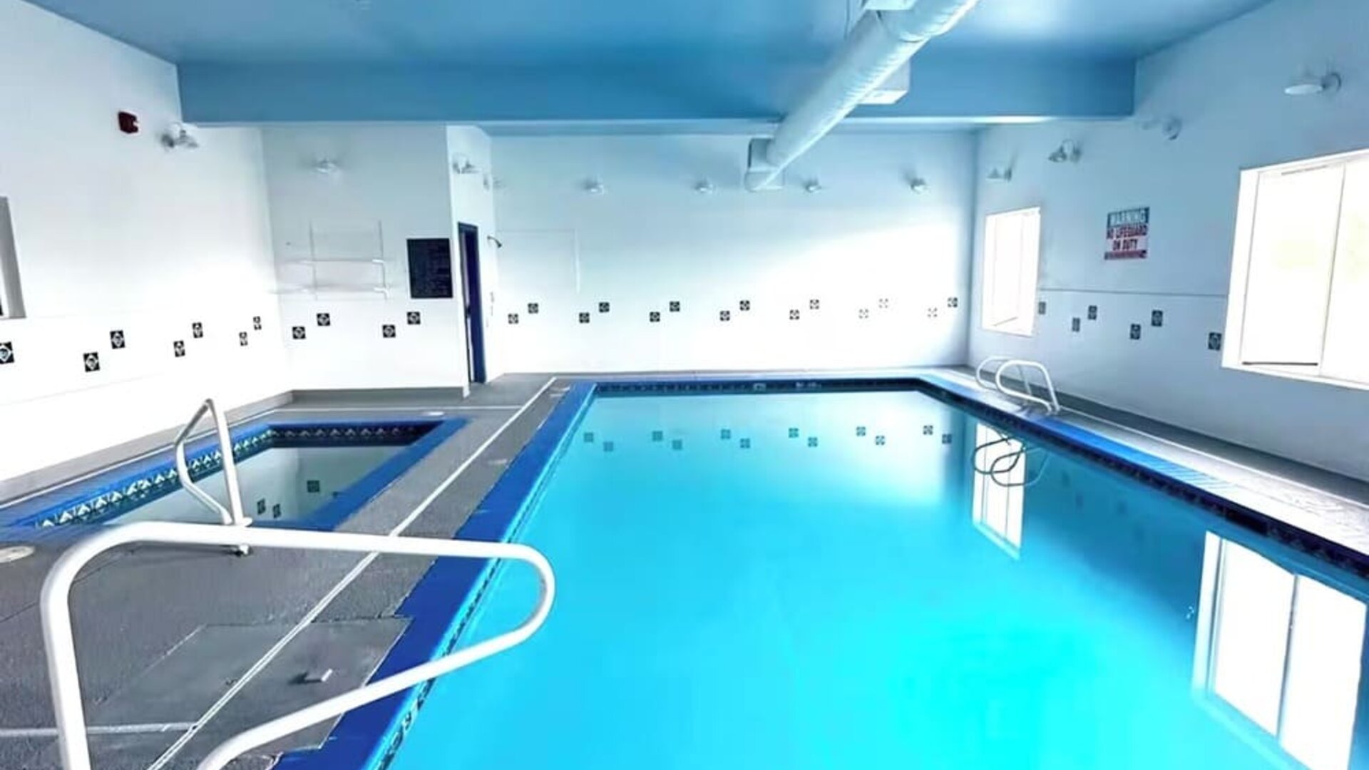 Indoor pool at Coratel Inn And Suites By Jasper Ocean Shores.