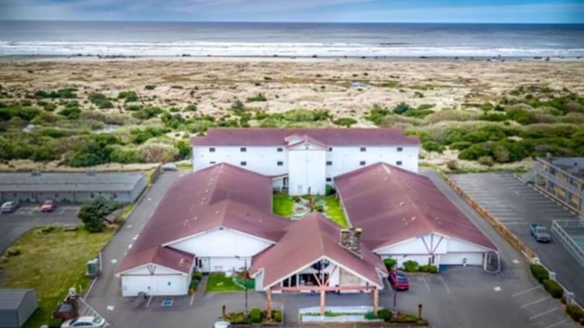 Parking available at Coratel Inn And Suites By Jasper Ocean Shores.
