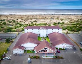 Parking available at Coratel Inn And Suites By Jasper Ocean Shores.
