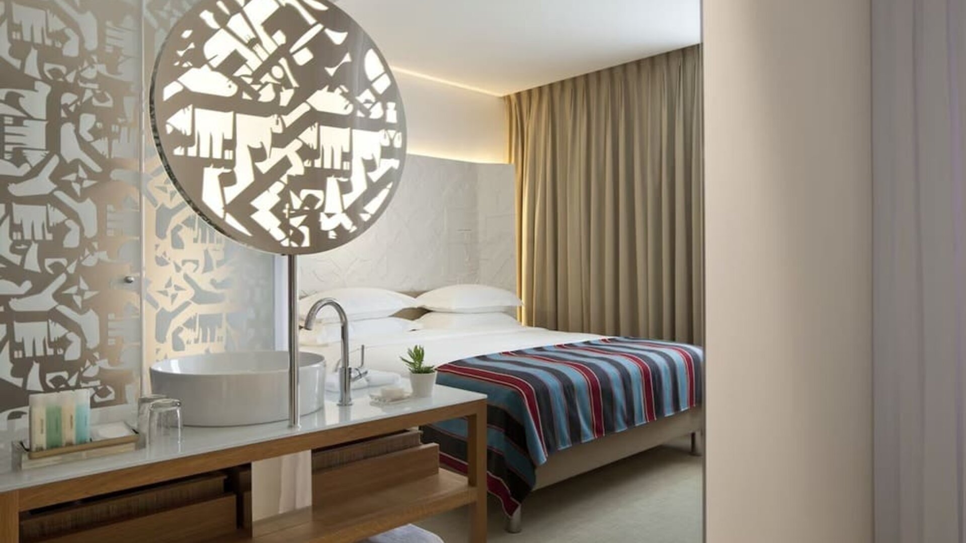 Day use room with private bathroom at Mendeli Street Hotel.