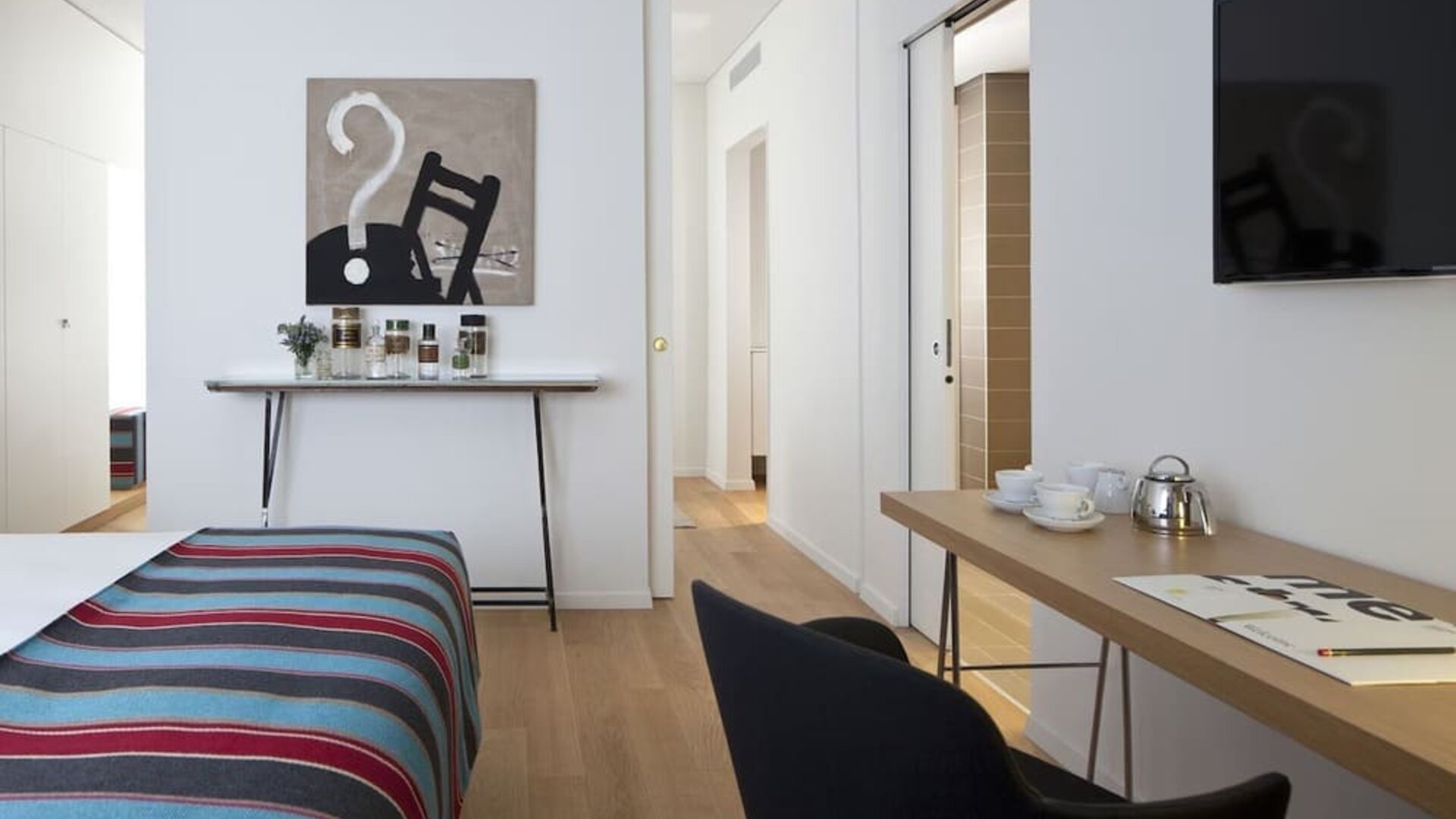 Day room with TV at Mendeli Street Hotel.