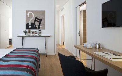 Day room with TV at Mendeli Street Hotel.