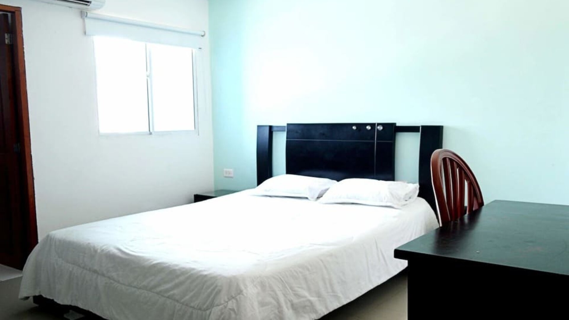 Day use room with natural light at Hotel Intersuites.