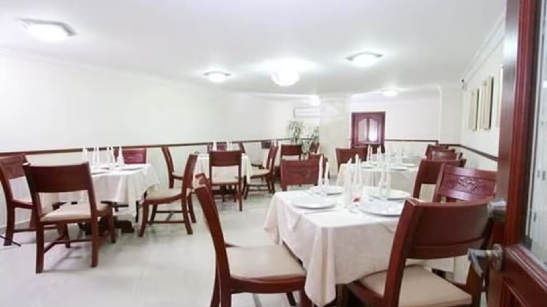 Dining room at Hotel Intersuites.