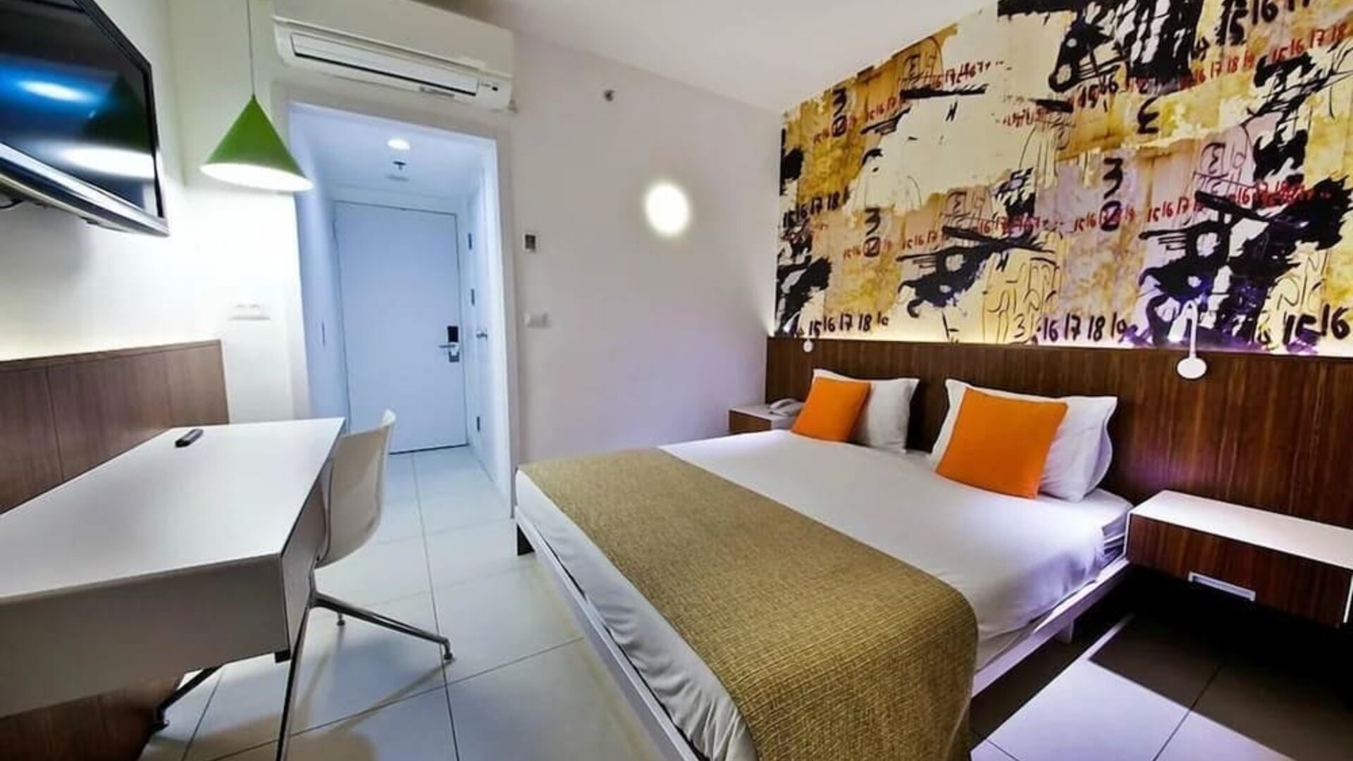 Day use room with TV at Prima Vera Hotel.