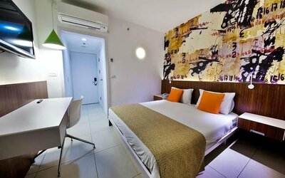 Day use room with TV at Prima Vera Hotel.