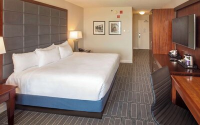 Classic Room, 1 King Bed, Accessible, Bathtub