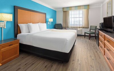 La Quinta Inn by Wyndham Pittsburgh Airport